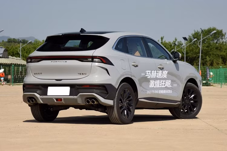 So với bản thường, Fengxing T5 EVO Hurricane Edition 2023 dài hơn 30 mm đồng thời được thay đổi nhẹ về thiết kế với lưới tản nhiệt mới, cản trước/cản sau thể thao hơn và cánh lướt gió bên sườn. Ngoài ra, xe còn có gương chiếu hậu nội thất dạng kỹ thuật số, hệ thống hỗ trợ chuyển làn đường, cảnh báo va chạm khi mở cửa và camera 360 độ.