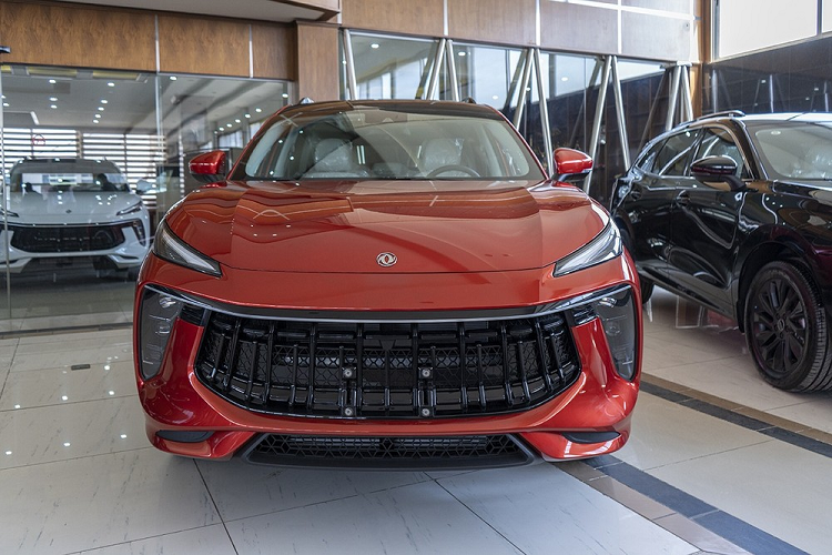 Mẫu xe SUV Dongfeng Forthing T5 EVO lần đầu tiên trình làng ở thị trường Trung Quốc vào tháng 11/2020. Forthing là tên tiếng Anh của thương hiệu con Fengxing thuộc hãng Dongfeng vốn khá quen thuộc tại Việt Nam.