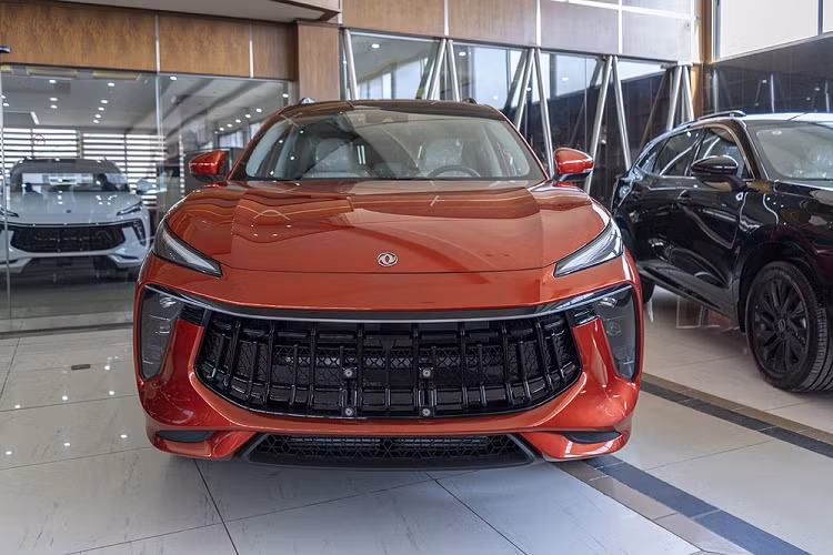 Mẫu xe SUV Dongfeng Forthing T5 EVO lần đầu tiên trình làng ở thị trường Trung Quốc vào tháng 11/2020. Forthing là tên tiếng Anh của thương hiệu con Fengxing thuộc hãng Dongfeng vốn khá quen thuộc tại Việt Nam.