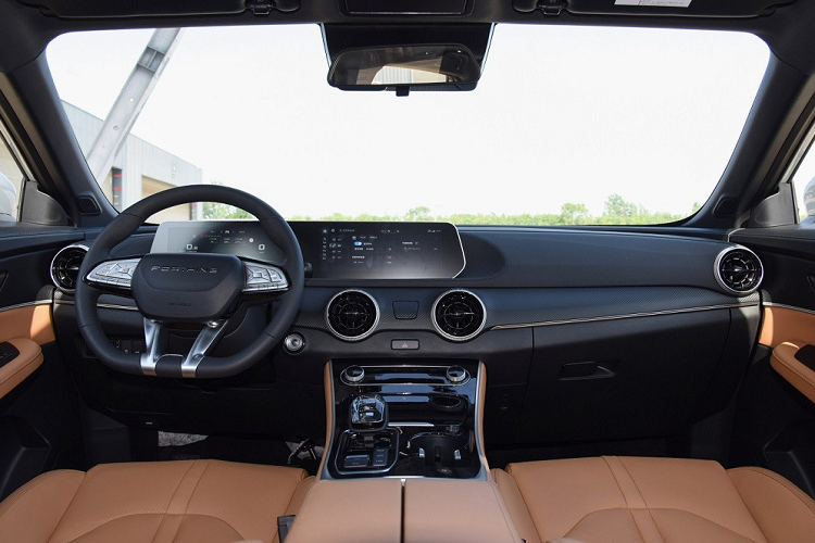 Cụ thể, khu vực đầu xe của Dongfeng Forthing T5 EVO gợi liên tưởng xe Maserati, đặc biệt là lưới tản nhiệt cỡ lớn sơn màu đen bóng với những nan nằm dọc. Ngoài ra, xe còn sở hữu hệ thống đèn 2 tầng với dải đèn LED mượt mà nằm phía trên, ôm lấy nắp ca-pô. Trong khi đó, đèn pha của xe được đặt dọc ở hai góc đầu xe, trông như cặp răng nanh.