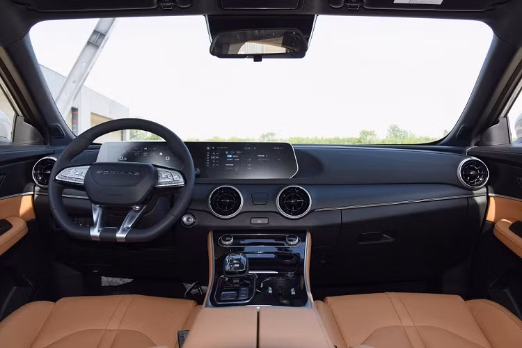 Cụ thể, khu vực đầu xe của Dongfeng Forthing T5 EVO gợi liên tưởng xe Maserati, đặc biệt là lưới tản nhiệt cỡ lớn sơn màu đen bóng với những nan nằm dọc. Ngoài ra, xe còn sở hữu hệ thống đèn 2 tầng với dải đèn LED mượt mà nằm phía trên, ôm lấy nắp ca-pô. Trong khi đó, đèn pha của xe được đặt dọc ở hai góc đầu xe, trông như cặp răng nanh.