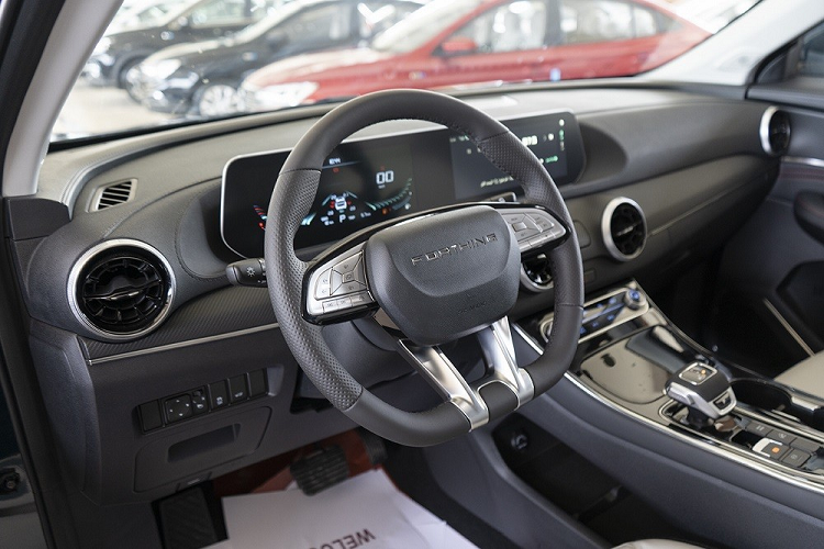 Nếu như thiết kế đầu xe của Dongfeng Forthing T5 EVO giống Maserati thì phần đuôi xe lại khiến không ít người nghĩ tới Porsche. Tại đây, xe được trang bị đèn hậu LED có thiết kế xuyên suốt, nằm vắt ngang đuôi xe. Thêm vào đó là 4 ống xả dưới cản sau và cánh gió mui tích hợp đèn phanh trên cao.