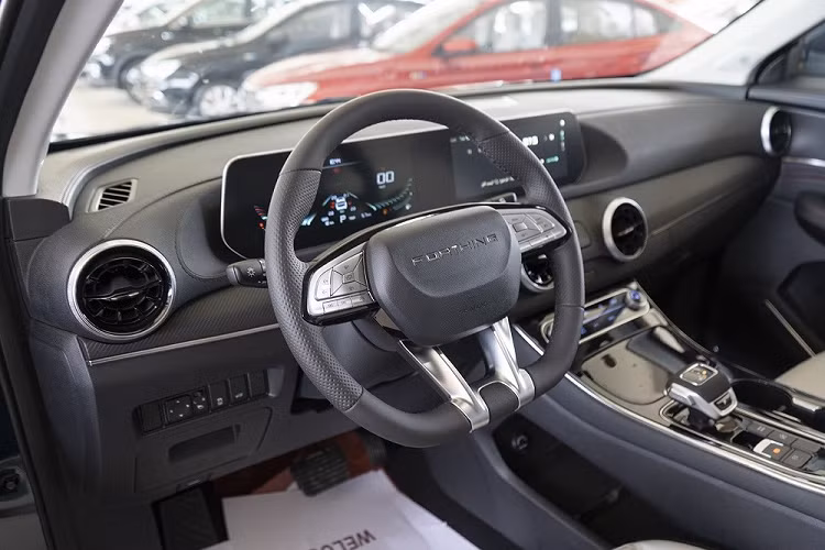 Nếu như thiết kế đầu xe của Dongfeng Forthing T5 EVO giống Maserati thì phần đuôi xe lại khiến không ít người nghĩ tới Porsche. Tại đây, xe được trang bị đèn hậu LED có thiết kế xuyên suốt, nằm vắt ngang đuôi xe. Thêm vào đó là 4 ống xả dưới cản sau và cánh gió mui tích hợp đèn phanh trên cao.