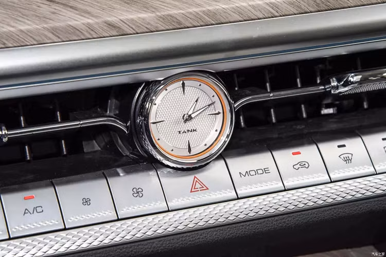 Về ghế ngồi, xe mới Tank 500 Hi4-T bố trí 5 chỗ 2+3, toàn bộ ghế được làm bằng da Nappa, có chức năng thông gió, sưởi ấm, massage, massage vật lý mô phỏng bàn tay con người có 3 mức cường độ massage và 8 cấp độ. các chế độ massage.