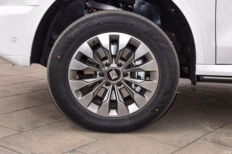 Tank 500 Hi4-T được trang bị khung gầm không chịu lực chuyên nghiệp, tay đòn kép phía trước, hệ thống treo không độc lập đa liên kết phía sau, góc tiếp cận 29,5 độ, góc thoát 24 độ, góc vượt dọc 22 độ, khoảng sáng gầm xe tối thiểu 213 mm, thích nghi mọi địa hình.