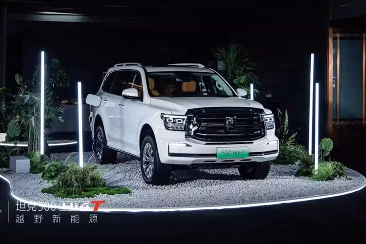 Ngoài ra, cửa hút điện có chức năng phá băng, bậc lên xuống chỉnh điện đa chế độ chống kẹp, tựa đầu hàng không phía sau có thể lật 45 độ… đều là những chi tiết giúp nâng cao sự thoải mái cho người sử dụng xe Tank 500 Hi4-T.