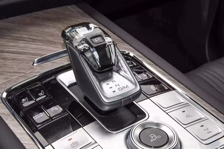 Tank 500 Hi4-T có 4 màn hình liên kết bao gồm cụm đồng hồ LCD kỹ thuật số đủ màu 12,3 inch, màn hình điều khiển trung tâm nổi 14,6 inch, màn hình tựa tay phía sau 7 inch và màn hình HUD hỗ trợ chức năng tương tác bằng giọng nói. Điều khiển từ xa hỗ trợ các chức năng như khởi động, dừng, mở khóa, đóng cửa, tìm xe, có thể bật điều hòa hoặc làm nóng xe trước.