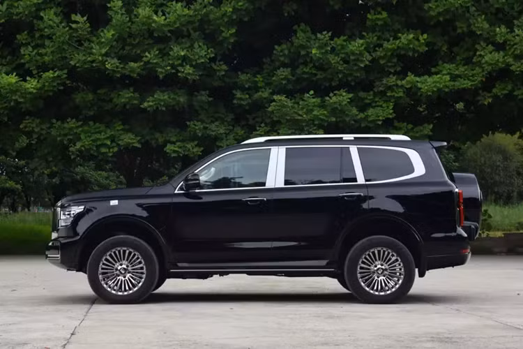 Được biết, mẫu xe SUV Tank 500 Hi4-T 2023 đã ra mắt vào tháng 6 năm nay, với chỉ duy nhất 1 phiên bản có giá 335.000 nhân dân tệ, tương đương 1,09 tỷ đồng. Tank 500 Hi4-T vẫn tiếp tục phong cách hầm hố và khí chất của phiên bản nhiên liệu.