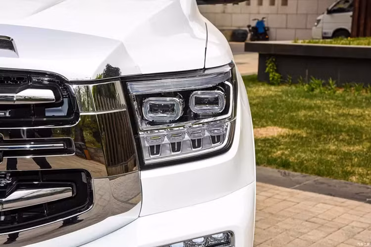 Vòng ra đuôi xe, Tank 500 Hi4-T có đèn hậu hai bên bố trí dọc, được nối với nhau bằng một dải viền crôm bắt mắt, có gắn logo chữ Tank bên dưới, chưa hết, ốp gầm màu bạc. Đồng thời, chiếc xe Tank 500 Hi4-T sử dụng cửa sau mở sang một bên thường được sử dụng trên các loại xe địa hình hạng nặng và cũng được trang bị cánh lướt gió trên mui rộng hơn.