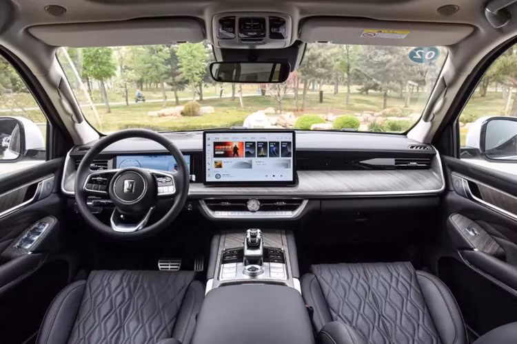 Về kích thước thân xe, Tank 500 Hi4-T có các số đo bao gồm chiều dài, chiều rộng và chiều cao lần lượt là 5.078 mm × 1.934 mm × 1.905 mm, chiều dài cơ sở là 2.850 mm.