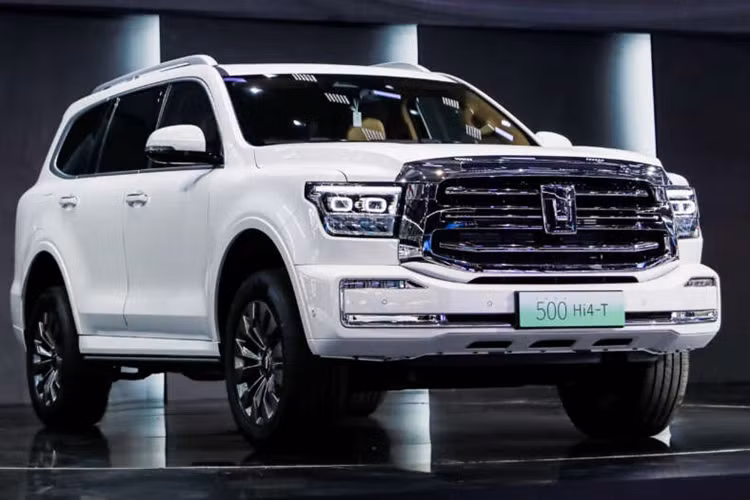 Trong đó, công suất cực đại của động cơ xăng là 241 mã lực và mô-men xoắn cực đại là 380 Nm, công suất tối đa của động cơ điện là 161 mã lực và mô-men xoắn cực đại là 400 Nm. ;Hiệu suất truyền động tối đa có thể đạt 97% và thời gian tăng tốc 0-100km/h là 6,9 giây. 