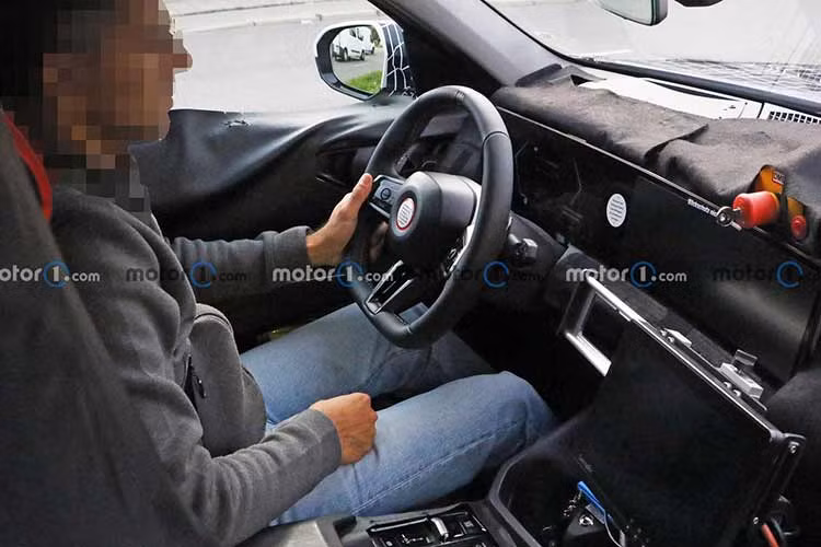 Bên trong, mẫu xe SUV BMW X3 2024 được trang bị màn cong khổ lớn đời mới, tạo thành từ bảng đồng hồ kỹ thuật số 12,3 inch và màn hình trung tâm 14,9 inch. Vô lăng đáy phẳng với kích thước nhỏ hơn bản hiện hành.