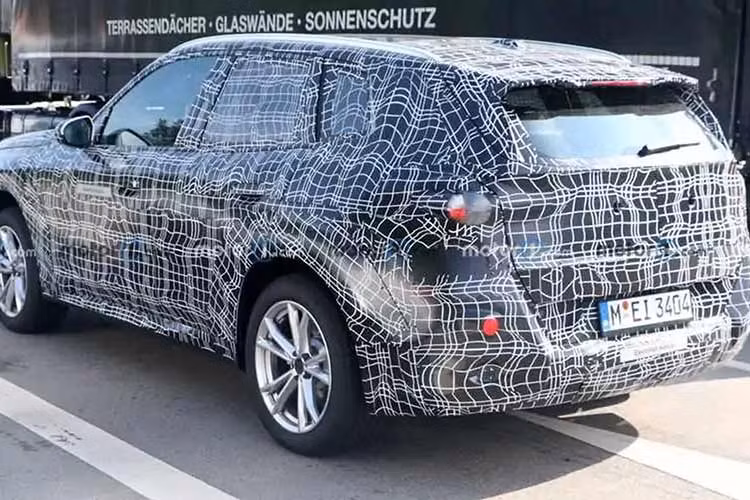 Nhiều khả năng X3 thế hệ mới sẽ sở hữu động cơ mạnh mẽ hơn cả mức 503 mã lực của phiên bản hiện hành. Trong khi đó, BMW iX3 chạy điện sẽ được phát triển trên một nền tảng mới giúp cải thiện phạm vi hoạt động và hiệu suất vận hành.