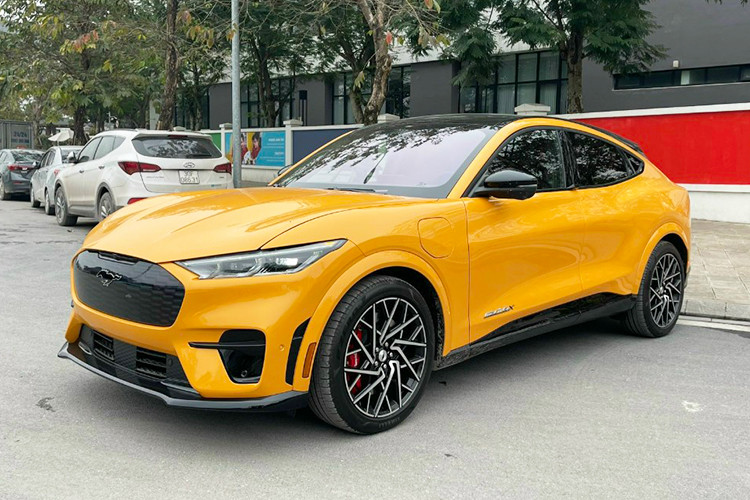 Về truyền động, Ford Mustang Mach-E GT sở hữu 2 động cơ điện cho tổng công suất lên tới 480 mã lực và mô-men xoắn cực đại 860 Nm. Với sức mạnh này, chiếc SUV điện có thể hoàn thành cú tăng tốc nước rút 0 - 96 km/giờ chỉ trong vòng 3,8 giây.