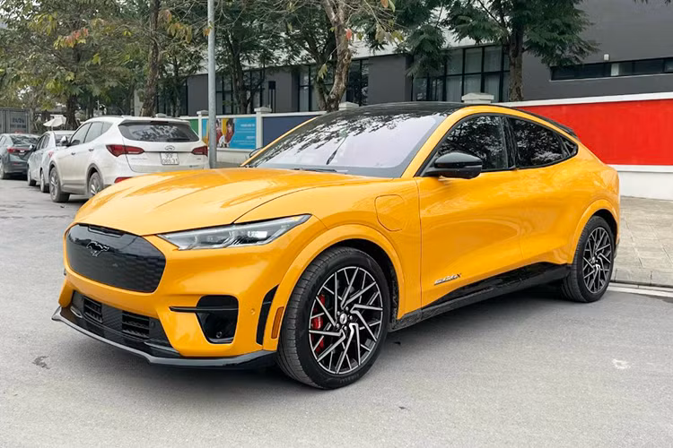 Về truyền động, Ford Mustang Mach-E GT sở hữu 2 động cơ điện cho tổng công suất lên tới 480 mã lực và mô-men xoắn cực đại 860 Nm. Với sức mạnh này, chiếc SUV điện có thể hoàn thành cú tăng tốc nước rút 0 - 96 km/giờ chỉ trong vòng 3,8 giây.