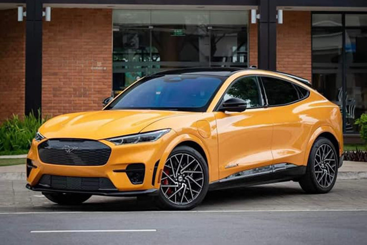 Theo người bán chia sẻ, chiếc Ford Mustang Mach-E GT rao bán trên sàn xe cũ Việt này thuộc đời 2021, tình trạng xe mới 100%. Hiện mức giá mà đơn vị tư nhân này đưa ra cho chiếc xe hàng hiếm là 3,7 tỷ đồng, có thương lượng.