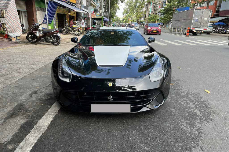 Chiếc Ferrari F12 Berlinetta của Đặng Lê Nguyên Vũ được mua ngay khi mới cập bến Việt Nam. Tuy nhiên, đến năm 2019 vị Chủ tịch cà phê Trung Nguyên đã bán chiếc Ferrari F12 Berlinetta này và đến năm ngoái, ông lại một lần nữa mang siêu phẩm nước Ý trở lại garage của mình.