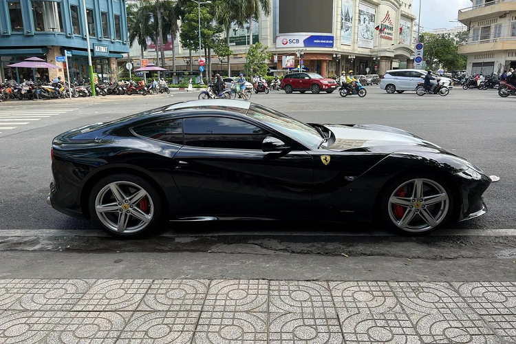 Có tuổi đời khá “sâu” nên Ferrari F12 Berlinetta chỉ được trang bị đèn bi-xenon kết hợp với dải LED định vị cho hệ thống chiếu sáng phía trước còn những mẫu xe đời mới nhất được gắn đèn pha Full LED. Phần thân F12 Berlinetta sử dụng nhiều thành phần làm bằng nhôm, do đó trọng lượng của chiếc xe chỉ nặng 1.525 kg xấp xỉ với cân nặng của một chiếc sedan cỡ trung.