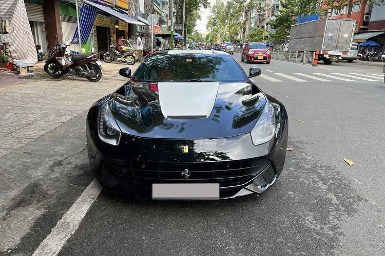 Ferrari F12 Berlinetta mang những đặc trưng thiết kế của hãng xe Ý với những đường cong mềm mại và uyển chuyển. Dù ra mắt hơn 10 năm nhưng đến nay nó tượng đài trong làng siêu xe nhờ thiết kế hấp dẫn vượt thời gian. Khi mới về Việt Nam, giá xe Ferrari F12 Berlinetta nguyên bản lên tới 22 tỷ đồng. Tuy nhiên hiện tại đã giảm khá nhiều.