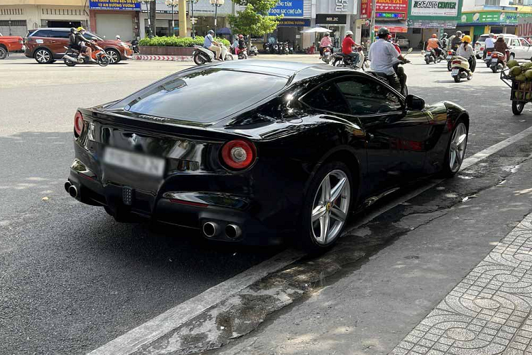 Trọng lượng được phân phối đều với 46% về phía trước và 58% phía sau, đem đến cho người lái những trải nghiệm tuyệt vời và xử lý các tình huống một cách dễ dàng. Chiếc Ferrari F12 Berlinetta trong bài được trang bị bộ la-zăng 5 chấu đơn hình sao biển được sơn màu bạc cùng kẹp phanh đỏ.