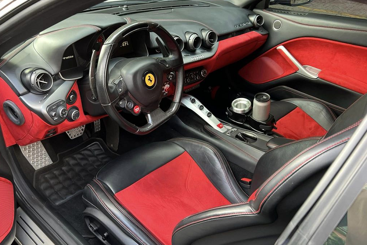 Phần đuôi xe được thiết kế dầy dặn và đậm chất thể thao với bộ đôi ống xả kép to bản đặt hai bên, ở giữa là cánh gió gầm xe và đèn báo hiệu khẩn cấp. Hai choá đèn hình tròn mang âm hưởng của "người tiền nhiệm" 599 GTB được vuốt bo quanh đường gân dập nổi mang đến vẻ dữ dằn hơn rất nhiều.