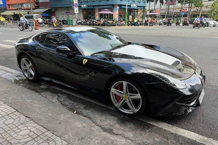 Nguyên bản, chiếc Ferrari F12 Berlinetta trong bài sở hữu màu sơn ngoại thất đỏ Rosso Corsa. Còn ở thời điểm hiện tại, xe đã được “Qua” thay “áo” màu đen với điểm nhấn màu trắng ở khoang động cơ và mui xe.