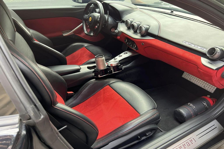 Ferrari F12 Berlinetta dùng động cơ V12 6.3 lít, cho công suất 740 mã lực và mô-men xoắn 690 Nm. Với con số ấn tượng như vậy, F12 Berlinetta còn nhỉnh hơn đối thủ trực tiếp là Lamborghini Aventador 40 mã lực. Theo nhà sản xuất, Ferrari F12 Berlinetta có thể tăng tốc từ 0 - 100 km/h trong thời gian chỉ 3,1 giây và đạt vận tốc tối đa 340 km/h.