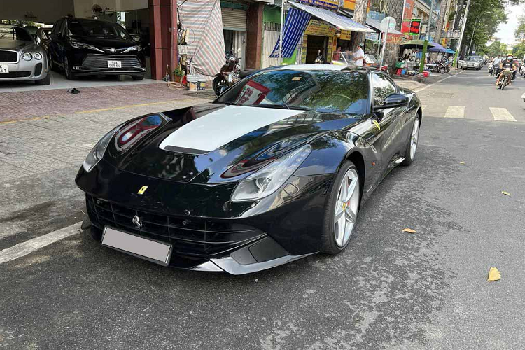 Tính từ lúc sở hữu Ferrari F12 Berlinetta đến lần bán đi và mua lại, đây là lần đầu tiên ông Đặng Lê Nguyên Vũ cầm lái Ferrari F12 Berlinetta xuống phố khiến nhiều người mê xe khá bất ngờ. Bởi ông rất ít khi cầm lái siêu xe tốc độ mà chỉ yêu thích dòng SUV địa hình.