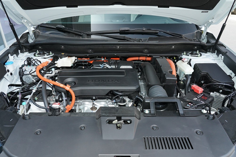 Bù lại, Honda CR-V e:PHEV 2023 tiết kiệm xăng hơn, kết hợp chỉ 1,6 lít/100 km. Có được điều đó là nhờ hệ truyền động bao gồm máy xăng 4 xi-lanh, hút khí tự nhiên, dung tích 2.0L, tạo ra công suất tối đa 110 kW (khoảng 147 mã lực) và mô-men xoắn cực đại 183 Nm, kết hợp cùng hộp số E-CVT. Ngoài ra, xe còn có cụm pin lithium Ternary và mô-tơ điện mạnh 67,5 kW (90 mã lực).