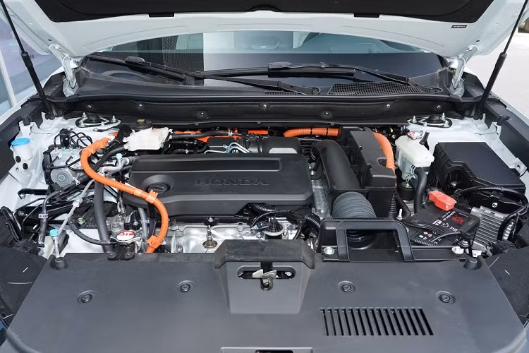 Bù lại, Honda CR-V e:PHEV 2023 tiết kiệm xăng hơn, kết hợp chỉ 1,6 lít/100 km. Có được điều đó là nhờ hệ truyền động bao gồm máy xăng 4 xi-lanh, hút khí tự nhiên, dung tích 2.0L, tạo ra công suất tối đa 110 kW (khoảng 147 mã lực) và mô-men xoắn cực đại 183 Nm, kết hợp cùng hộp số E-CVT. Ngoài ra, xe còn có cụm pin lithium Ternary và mô-tơ điện mạnh 67,5 kW (90 mã lực).