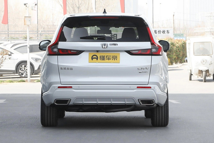 Tổng cộng, mẫu xe này sở hữu công suất 135 kW (181 mã lực) và mô-men xoắn cực đại 335 Nm. Pin cho phép xe có thể chạy được quãng đường 73 km mà không cần dùng đến động cơ xăng.