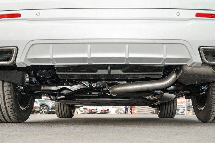 Thay đổi còn lại của Honda CR-V e:PHEV 2023 so với bản thường là 1 ống xả nằm bên phải. Tuy nhiên, xe vẫn có 2 đầu ống xả giả hình chữ nhật dưới cản sau. Thêm vào đó là tính năng cảm biến đá cốp tiện dụng.