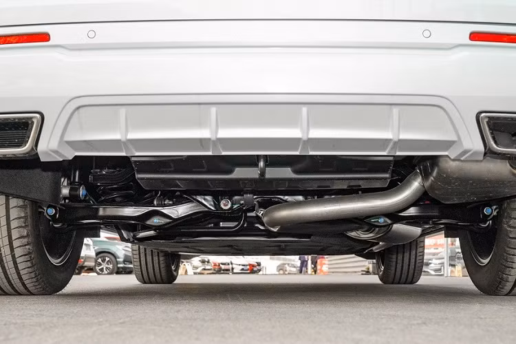 Thay đổi còn lại của Honda CR-V e:PHEV 2023 so với bản thường là 1 ống xả nằm bên phải. Tuy nhiên, xe vẫn có 2 đầu ống xả giả hình chữ nhật dưới cản sau. Thêm vào đó là tính năng cảm biến đá cốp tiện dụng.