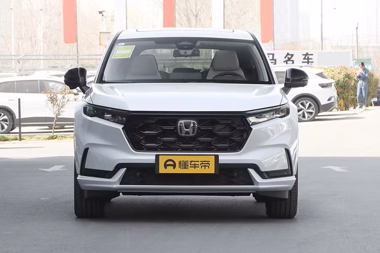 Tại thị trường Trung Quốc, Honda CR-V e:PHEV 2023 mới được chia thành 3 bản trang bị với giá bán từ 245.900 - 289.900 Nhân dân tệ (khoảng 843 - 994 triệu đồng), cao hơn dự đoán của giới báo chí địa phương. Đồng thời, mẫu xe này cũng đắt hơn nhiều so với Honda CR-V 2023 phiên bản máy xăng và hybrid (185.900 - 249.900 Nhân dân tệ).