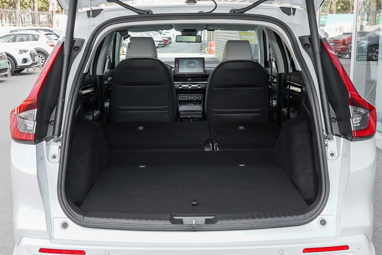 Bên cạnh đó là những tính năng an toàn khác như phanh giảm thiểu va chạm, hỗ trợ chuyển làn đường, cảnh báo va chạm phía trước, giảm thiểu va chạm khi chuyển làn đường và hệ thống kiểm soát hành trình thích ứng, có thể chỉnh tốc độ khi ôm cua.