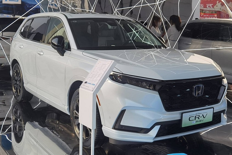 Vào hôm 10/3/2023 vừa qua, liên doanh Dongfeng Honda đã chính thức giới thiệu phiên bản plug-in hybrid (e:PHEV) của dòng xe CR-V thế hệ mới tại thị trường Trung Quốc. Như vậy, Honda CR-V 2023 mới ở thị trường tỷ dân này hiện có tổng cộng 3 tùy chọn động cơ là máy xăng, hybrid và plug-in hybrid.