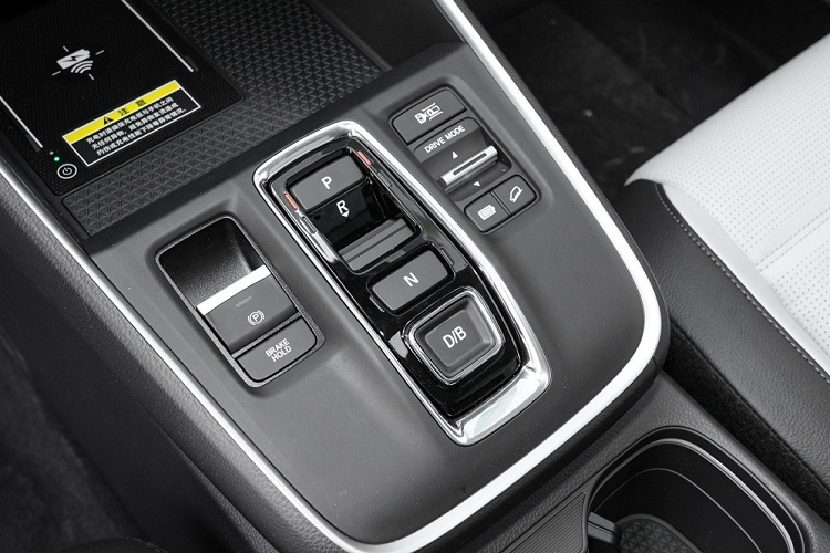 Ngoài ra, Honda CR-V e:PHEV 2023 còn được trang bị ghế bọc da phối 2 màu thanh lịch, ghế trước sưởi ấm/thông hơi... Sưởi vô lăng, sạc điện thoại không dây. Màn hình hiển thị thông tin kính lái HUD... cửa sổ trời toàn cảnh, phanh tay điện tử và tính năng tự động giữ phanh tạm thời.