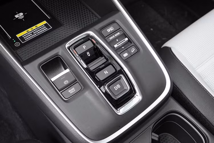 Ngoài ra, Honda CR-V e:PHEV 2023 còn được trang bị ghế bọc da phối 2 màu thanh lịch, ghế trước sưởi ấm/thông hơi... Sưởi vô lăng, sạc điện thoại không dây. Màn hình hiển thị thông tin kính lái HUD... cửa sổ trời toàn cảnh, phanh tay điện tử và tính năng tự động giữ phanh tạm thời.