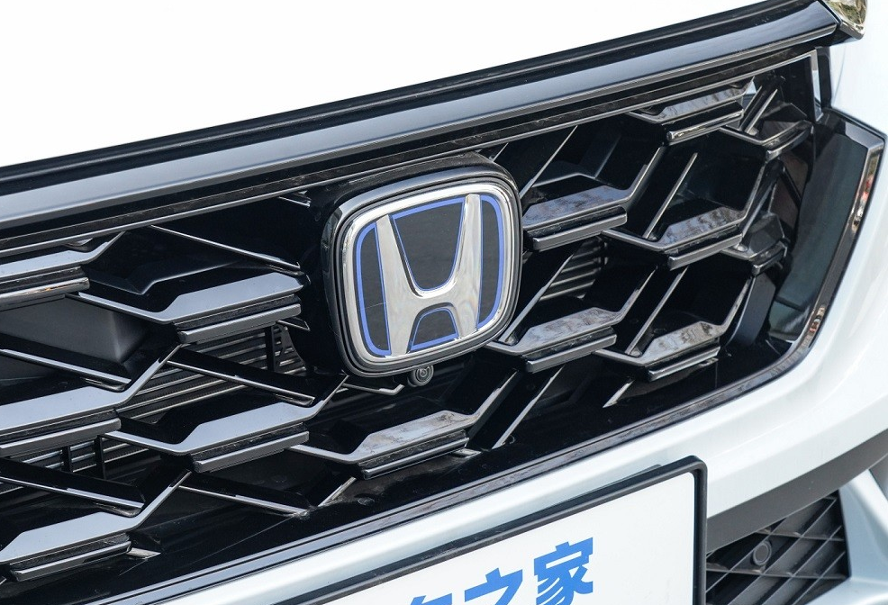 Ngoài hệ truyền động, Honda CR-V e:PHEV 2023 nhìn chung không khác biệt nhiều so với 2 phiên bản máy xăng và hybrid nếu xét về thiết kế cũng như trang bị. Xe chỉ sở hữu một số chi tiết thiết kế riêng như logo của hãng Honda có viền màu xanh dương, lưới tản nhiệt màu đen bóng với mắt lưới hình thoi thay vì hình lục giác...