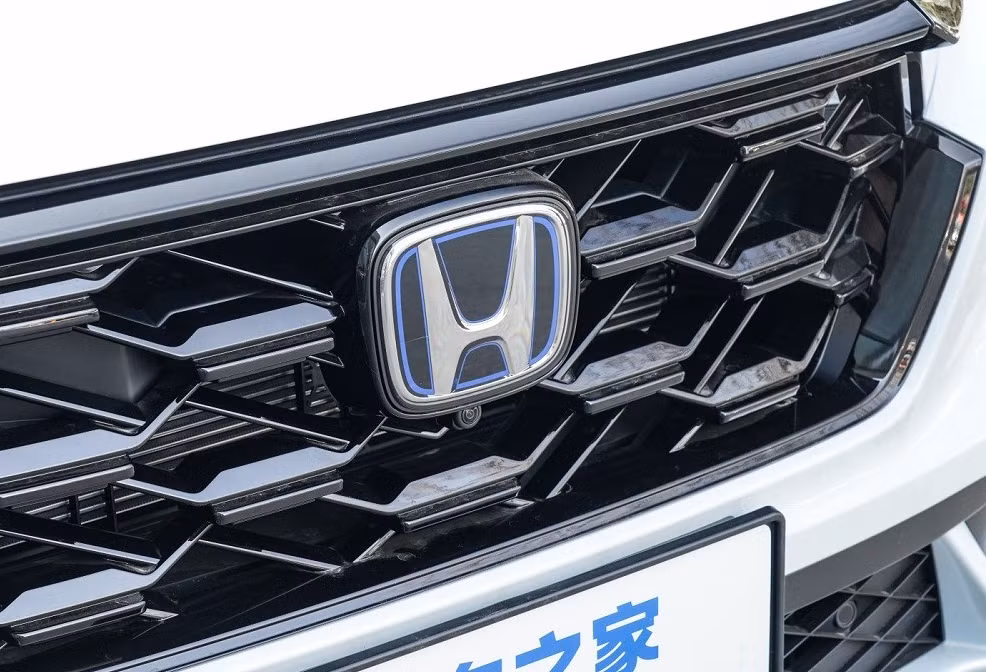 Ngoài hệ truyền động, Honda CR-V e:PHEV 2023 nhìn chung không khác biệt nhiều so với 2 phiên bản máy xăng và hybrid nếu xét về thiết kế cũng như trang bị. Xe chỉ sở hữu một số chi tiết thiết kế riêng như logo của hãng Honda có viền màu xanh dương, lưới tản nhiệt màu đen bóng với mắt lưới hình thoi thay vì hình lục giác...