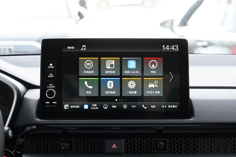 Điểm nhấn của Honda CR-V e:PHEV 2023 chính là nút bấm chuyển số thay vì dùng cần số truyền thống như bản thường. Thiết kế này giúp khu vực cụm điều khiển trung tâm trở nên gọn gàng hơn.