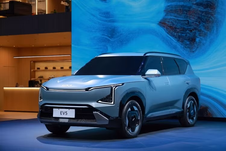 Thêm vào đó là vô lăng 4 chấu, tích hợp phần lớn các phím chức năng của xe. Những phím bấm cơ học để chỉnh điều hòa không xuất hiện bên trong mẫu xe điện này. Hiện hãng Kia chưa công bố thông số vận hành của EV5 mới. Tuy nhiên, thông tin trên trang web của Bộ Công nghiệp và Công nghệ Thông tin Trung Quốc cho biết xe sẽ dùng 1 mô-tơ điện nằm trên cầu trước, có công suất tối đa 215 mã lực cùng mô-men xoắn cực đại 310 Nm.