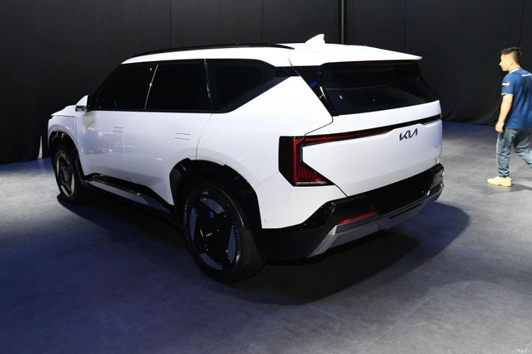 Sườn xe gây ấn tượng bằng bộ vành hợp kim 4 chấu phay xước 2 màu, tay nắm cửa ẩn, đường chân kính mạ crôm và ốp màu bạc trên cửa. Vành la-zăng của xe sẽ có đường kính 18 inch hoặc 19 inch, tùy phiên bản. Tương tự đèn pha, đèn hậu của Kia EV5 2024 cũng có thiết kế sắc sảo với tạo hình bên trong lấy cảm hứng từ bản đồ sao.