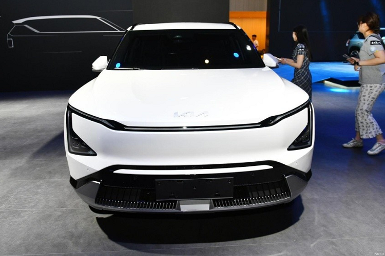 Ở khu vực đầu xe, Kia EV5 2024 được trang bị cụm đèn pha hình tam giác với thiết kế lạ mắt. Trong khi đó, dải đèn LED định vị ban ngày lấy cảm hứng thiết kế từ bản đồ sao nằm vắt ngang đầu xe và bao quanh đèn pha. Ngoài ra, mẫu SUV điện này còn có hốc gió trung tâm rộng trên cản trước với ốp màu bạc xung quanh.