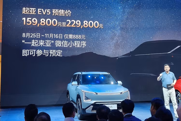 Thông số cụ thể của EV5 sẽ được hé lộ cụ thể vào tháng 10 năm nay trong sự kiện Kia EV Day 2023. Xe sẽ được bán ở thị trường Trung Quốc vào cuối năm nay, sau đó mới đến một số thị trường toàn cầu khác. Giá xe Kia EV5 2024 tại Trung Quốc dao động từ 159.800 - 229.800 Nhân dân tệ (khoảng 526 - 757 triệu đồng). Ngoài EV5, Kia hiện còn đang phát triển thêm một mẫu SUV điện cỡ nhỏ hơn mang tên EV4.