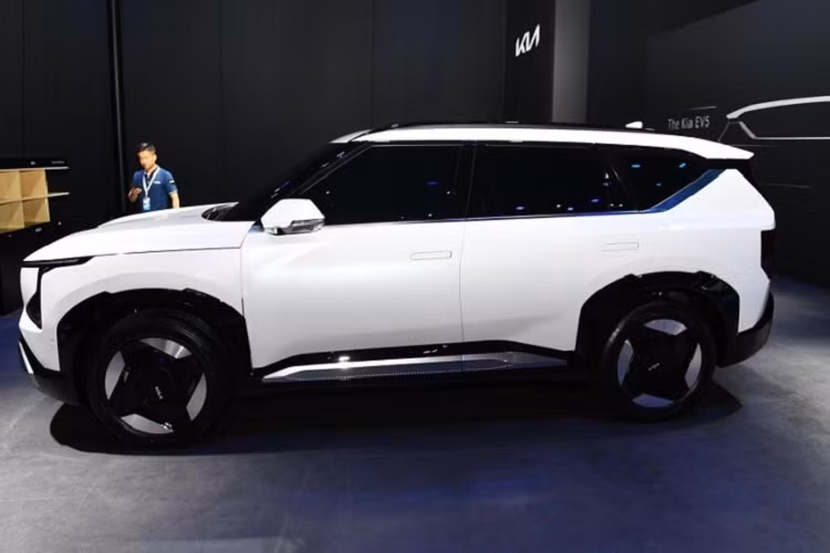 So với phiên bản concept ra mắt vào hồi tháng 4 năm nay, mấu xe SUV điện Kia EV5 sở hữu thiết kế ngoại thất không thay đổi quá nhiều. Hãng Kia chỉ điều chỉnh thiết kế của một số chi tiết ngoại thất như đèn pha, ốp gương chiếu hậu và vành la-zăng. Mẫu xe này được áp dụng phong cách thiết kế tương tự đàn anh Kia EV9 2024. Do đó, không có gì ngạc nhiên khi gọi mẫu xe này là phiên bản thu nhỏ của EV9.