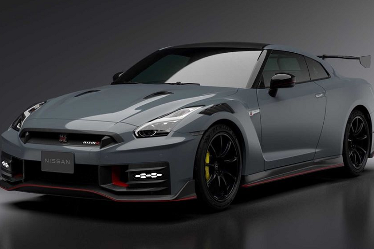 Siêu xe Nissan GT-R 2024 là phiên bản nâng cấp lần thứ 9 của GT-R thế hệ R35. Về ngoại hình, xe sở hữu thiết kế cứng cáp và thể thao hơn phiên bản tiền nhiệm. Đèn sương mù LED họa tiết hình tổ ong là điểm nhấn độc đáo ở phía đầu xe. Bản hiệu năng cao GT-R Nismo sở hữu cánh gió lớn hơn, thiết kế dạng cổ thiên nga