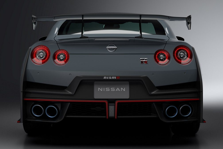 Sức mạnh được truyền đến bánh xe thông qua hộp số ly hợp kép 6 cấp và hệ dẫn động AWD. Thêm vào đó, xe được bổ sung bộ vi-sai hạn chế trượt và tinh chỉnh lại hệ thống treo nhằm đem lại trải nghiệm vận hành ổn định hơn, ngay cả trên những góc cua hẹp hay ở dải tốc độ cao.