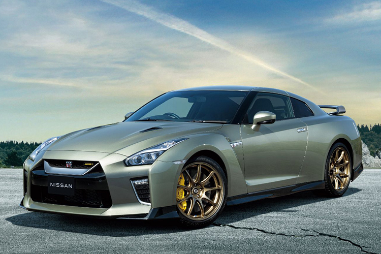 Phiên bản Nismo được trang bị bộ ghế đua Recaro bằng sợi carbon, chú trọng hơn đến độ thoải mái khi sử dụng cũng như tối ưu cảm giác lái trên đường đua.