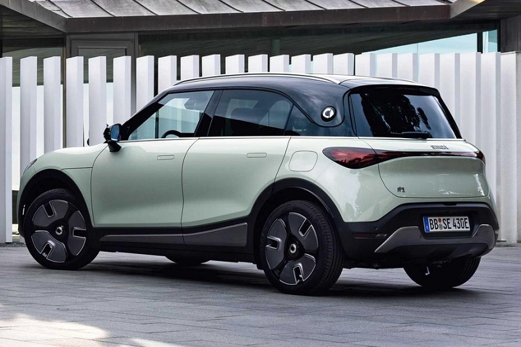 Về Smart #1, xe có chiều dài, chiều rộng và chiều cao lần lượt là 4.270/1.822/1.636 mm. Chiều dài cơ sở là 2.750 mm, là một chiếc SUV cỡ nhỏ tương tự như VinFast e34. Xe có màn hình trung tâm 12,8 inch và bảng đồng hồ LCD 9,2 inch với đèn viền 64 màu.